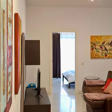 Cosy -2 Balcony - Spinola Bay, Beaches, Casino, Restaurants, Shops & Buses Apartamento