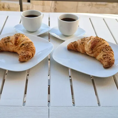 Cosy -2 Balcony - Spinola Bay, Beaches, Casino, Restaurants, Shops & Buses * Saint Julian's